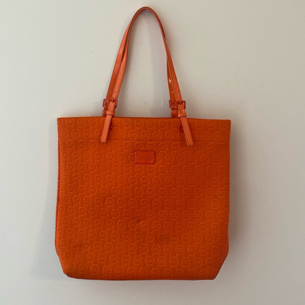 Michael Kors New York jet Set Signature Orange quilted tote